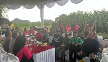 Peserta Jumat Curhat di Subak Ampingan menyuarakan marak kafe remang di sepanjang Jalan IB Mantra Desa Keramas.
