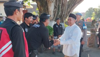 Pecalang Gianyar (kiri) bersalaman dengan Kapolres Gianyar usai sholat Iduladha di Alun-alun Gianyar.