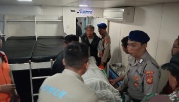 Jasad pelajar yang meninggal di atas kapal dievakuasi oleh petugas.