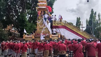 Bade tumpang sia antar jasad putra tunggal mantan bupati Gianyar.