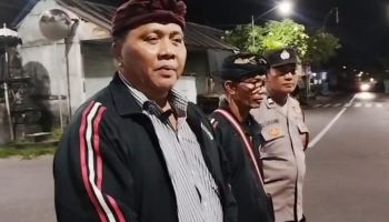 Bendesa Adat Batuyang saat memberikan arahan kepada pecalang untuk razia jam malam.