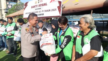 Ojol di Gianyar terima sembako.