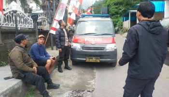 Polisi berjaga di arena tajen Songan, Kintamani.