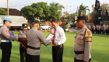 Personel yang tangani kasus adat di Mas, Ubud, terima apresiasi dari Kapolres.