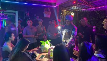 Propam Polres Gianyar menggelar sidak warung kelap-kelip di Gianyar.