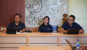 Kepala BPJS Kesehatan Cabang Klungkung, yang membidangi Bali Timur, Gusti Ngurah Catur Wiguna (kiri) bersama jajarannya.