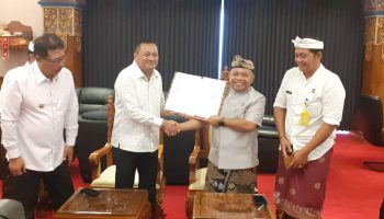 Bupati Gianyar, Made Mahayastrra dan Kepala BPN Gianyar teken MoU.