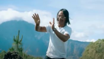 Agung Ketut Rai menari dalam video klip Timpal Sirep.
