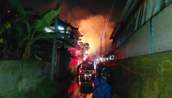 Kebakaran gudang mebel di Ketewel gegara percikan pembakaran sampah.