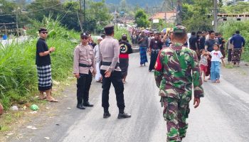 Aparat dari kepolisian dan TNI bergabung dengan pecalang, amankan penguburan Komang Alam Sutawan.