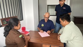 Pelaku Marno (tengah) saat diserahkan kepada Jaksa Kejari Gianyar.