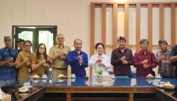 Tokoh Warga Desa Temesi saat bertanya mengenai kelanjutan wacana pemindahan TPA Suwung ke Temesi.