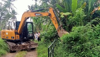Eksekusi tanah Tegal Jambangan yang dimenangkan pihak Pura Kemuda Saraswati di Sayan Ubud digelar PN Gianyar dikawal aparat.