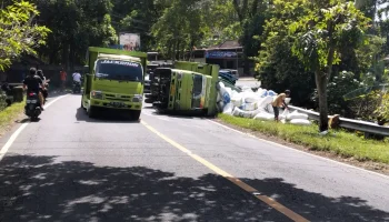Truk terguling akibat muatan yang berlebihan.