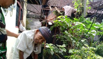 Kakek Sadia dibantu perbaikan rumah oleh warga dan TNI serta Polri.
