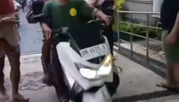 Anak yang terseret arus sungai bersama ibunya sempat dilarikan ke RS menggunakan motor.