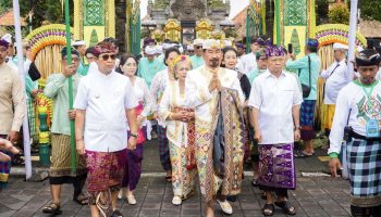 Ida Cokorda Mengwi XIII diapit oleh bupati Badung, Adi Arnawa dan Gubernur Bali, Wayan Koster.