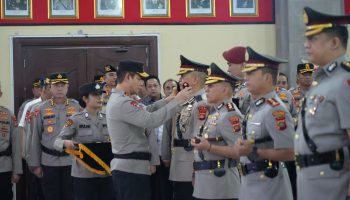Kapolda Bali sematkan pangkat baru ke Kapolres Gianyar saat sertijab di Polda.