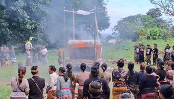 Jenazah korban kapal tenggelam, Kadek Oka diaben di Banjarangkan Klungkung.