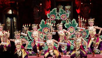 Tari Kreasi Kebyar Dangklung dibawakan Komunitas Sundaram, Sayan Ubud di PKB 2025.