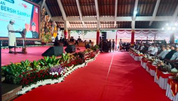 Gubernur Bali, Wayan Koster saat beri arahan tangani sampah di Wantilan Samuan Tiga, Bedulu, Gianyar.