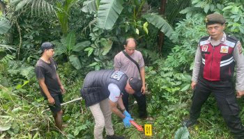 Polisi gelar olah TKP di tempat korban jatuh.