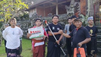 Mesin potong rumput diberikan oleh Anggota DPRD Klungkung, Sukirta kepada STT Banjar Getasan.