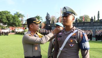 Kapolres Gianyar menyematkan tanda kepada anggota sebelum menggelar Operasi Patuh Agung 2025.
