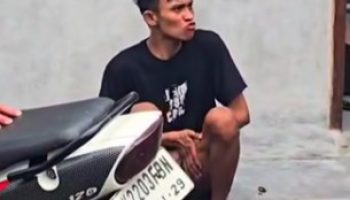 Seorang pemuda diduga kesurupan monyet di Ubud.
