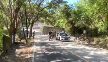 Truk barang yang terguling di Jalan Raya Tulamben memakan setengah badan jalan.