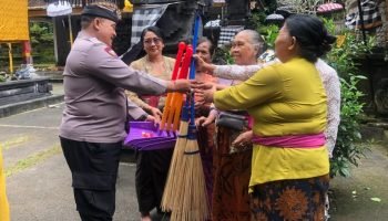 Dastro bagikan sapu ke ibu-ibu PKK.