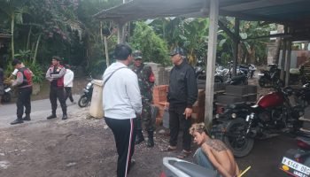 Pelaku jongkok dengan tangan diikat diamankan di wilayah Kemenuh.