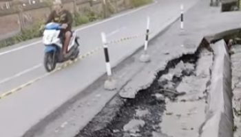 Jalan jebol di Selat, Karangasem, dipasangi tanda agar tidak membahayakan.