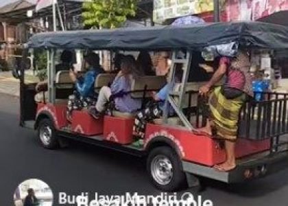 balinews.id Video viral menyoroti fungsi shuttle bus di Pura Agung Besakih.