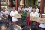 Bupati Klungkung, I Made Satria, didampingi Kepala Dinas Pendidikan, Kepemudaan dan Olahraga (Disdikpora) Klungkung, Ketut Sujana, serta anggota DPRD Klungkung dapil Banjarangkan, I Wayan Widiana, menyerahkan bantuan perangkat teknologi, Kamis (5/3).