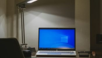 Selamat Tinggal! Miccrosoft Resmi Hentikan Dukungan untuk Windows 10 (sumber foto: Unsplash/Arnav Singhal) Selamat Tinggal! Miccrosoft Resmi Hentikan Dukungan untuk Windows 10 (sumber foto: Unsplash/Arnav Singhal)