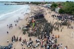 Aksi bersih-bersih sampah laut di 3 Pantai kawasan Badung, pada Jumat (6/2).