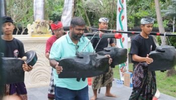 Wisatawan turut mengikuti latihan terbuka atraksi budaya okokan dan tektekan di kawasan DTW Tanah Lot, Tabanan. Wisatawan turut mengikuti latihan terbuka atraksi budaya okokan dan tektekan di kawasan DTW Tanah Lot, Tabanan.
