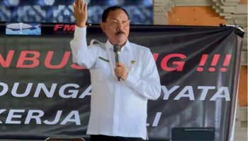 Kepala Dinas Perindustrian dan Ketenagakerjaan Kabupaten Badung, I Putu Eka Merthawan saat menjawab tuntutan Aliansi Perjuangan Rakyat Bali di Puspem Badung.