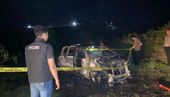 Kondisi mobil milik I Kadek Mustika pasca terbakar di Banjar Sental Kangin, Desa Ped, Kecamatan Nusa Penida, Rabu malam (5/6).