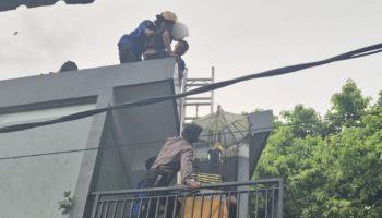 Petugas mengevekuasi R yang nyaris lompat dari lantai 2.