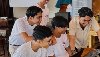 Tim Universitas Primakara yang mengusung proyek Athlon berfoto bersama usai meraih juara 2 dalam ajang nasional ICPHACKATHON.