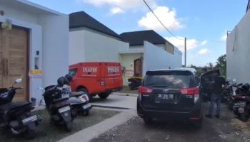 Kondisi vila di Badung tempat penembakan WNA Australia dipasangi garis polisi.