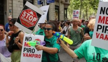 Protes Overtourism, Warga Spanyol Semprot Turis Pakai Pistol Air. (LLUIS GENE / AFP)
