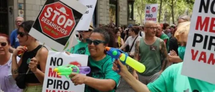 Protes Overtourism, Warga Spanyol Semprot Turis Pakai Pistol Air. (LLUIS GENE / AFP)