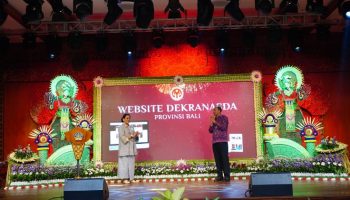 Ny. Putri Koster saat menekan tombol layar sebagai tanda resmi peluncuran website Dekranasda Bali di Denpasar.