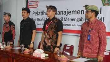 Bupati saat membuka Pelatihan Manajemen Retail dan Kurasi Produk di Aula Gedung UPTD PLUT KUMKM Kabupaten Jembrana pada Kamis 19/06/2025.