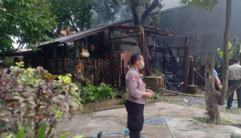 Kondisi Warung Nasi Tekor Badak hangus terbakar setelah dilalap api pada Senin pagi, 23 Juni 2025.