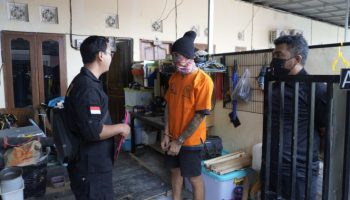 Petugas BNNP Bali menggeledah kediaman tersangka HS di Denpasar.