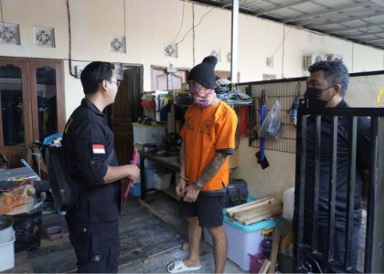 Petugas BNNP Bali menggeledah kediaman tersangka HS di Denpasar.